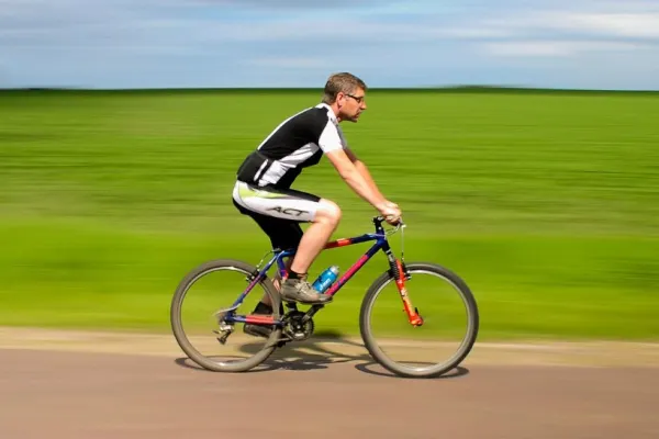 Un biciclist ucrainean a pedalat 7 ore încontinuu pentru a fugi din calea bombardamentelor