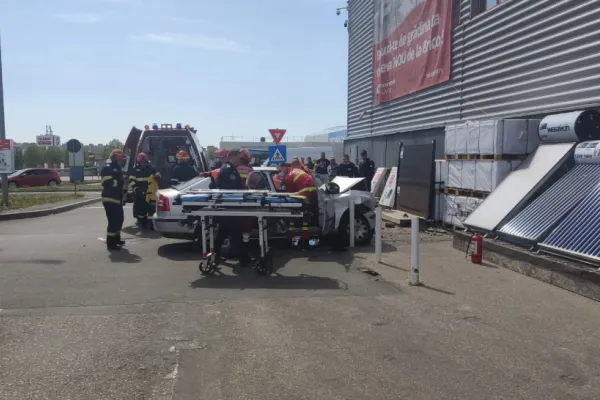 VIDEO | Accident grav în parcarea unui supermarket. Două femei au ajuns la spital