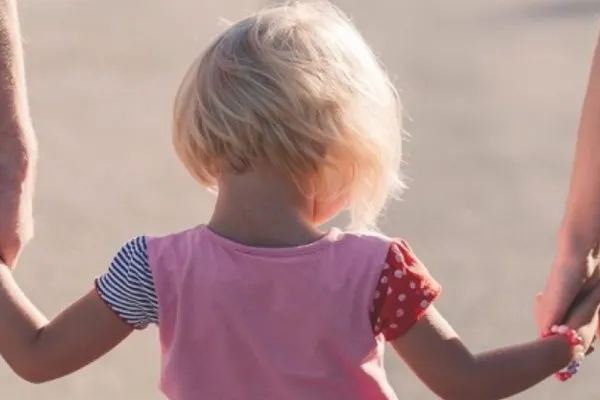 „Parentingul” Ministerului Educației, respins de AUR: Interesul copilului, prin promovarea familiei naturale, întemeiată pe căsătorie