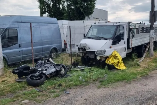 Tragedie pe o șosea din Arad: un motociclist italian și-a pierdut viața, în urma unui impact nimicitor