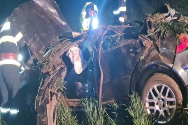 FOTO. Accident teribil în județul Ialomița: Un mort și un rănit după o ciocnire violentă - O mașină, făcută zob