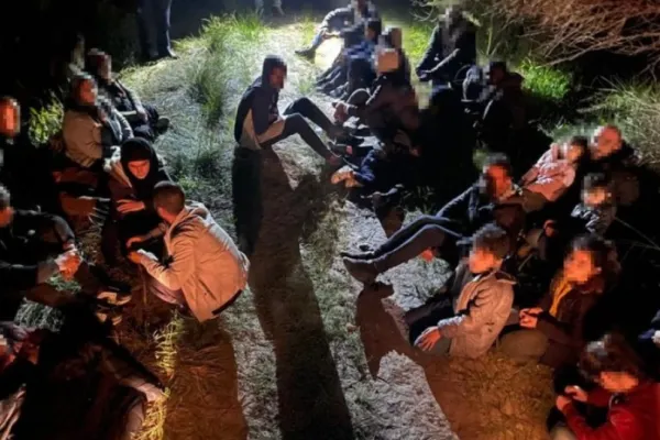 Zeci de migranți ajutați de două călăuze, descoperiți de polițiștii de frontieră - VIDEO + FOTO