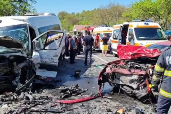 Accident GRAV de microbuz în județul Iași - 6 VICTIME după impact. Șoferii, la spital cu fracturi multiple