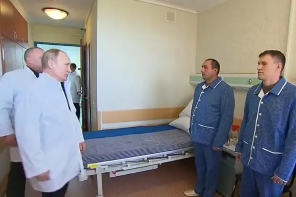 Putin a vizitat pentru prima dată soldații ruși răniți în războiul din Ucraina - VIDEO