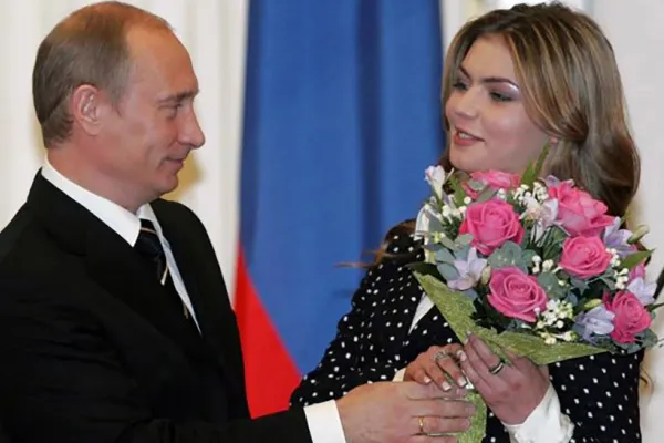 UE a propus sancțiuni împotriva Alinei Kabaeva. Washingtonul a amânat măsura de teama reacției lui Putin