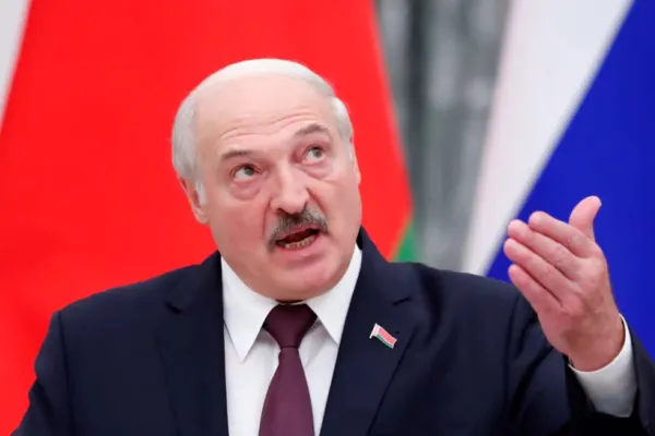 Lukașenko îl lasă în ofsaid pe Putin - Președintele Belarus evită participarea directă în războiul din Ucraina