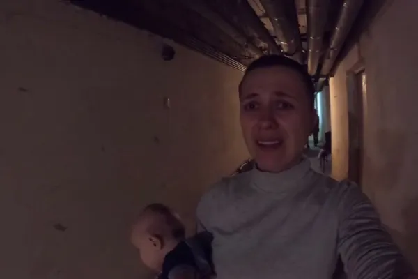 O mamă cu 3 copii din Ucraina ţine un jurnal video de la începutul războiului. Drama unei familii refugiate în buncăr - VIDEO