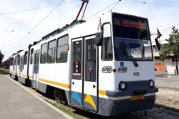 Accident în Capitală - 2 mașini s-au ciocnit cu un tramvai în Bucureștii Noi. Trafic paralizat timp de 80 de minute