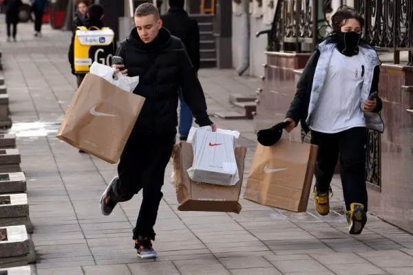Cel mai mare producător de echipamente sportive părăsește piața din Rusia