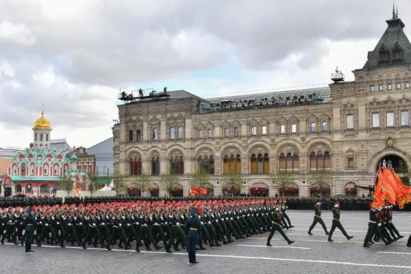 VIDEO | Paradă militară fără aviație, de 9 mai, la Moscova. Prin Piața Roșie au defilat doar trupele terestre