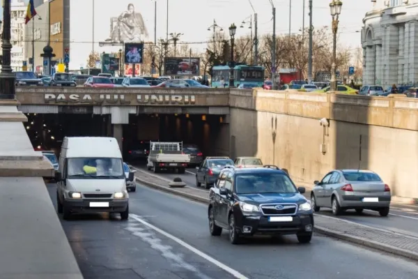 Incident șocant în Pasajul Unirii - Polițiștii, atacați cu bucăți de piatră cubică