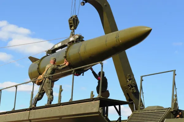 Belarusul se înarmează. A cumpărat din Rusia sisteme antiaeriene S-400 şi rachete Iskander