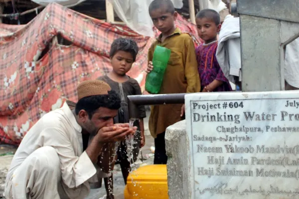 Focar mortal de holeră în Pakistan. Mii de oameni infectați după ce au băut apă contaminată