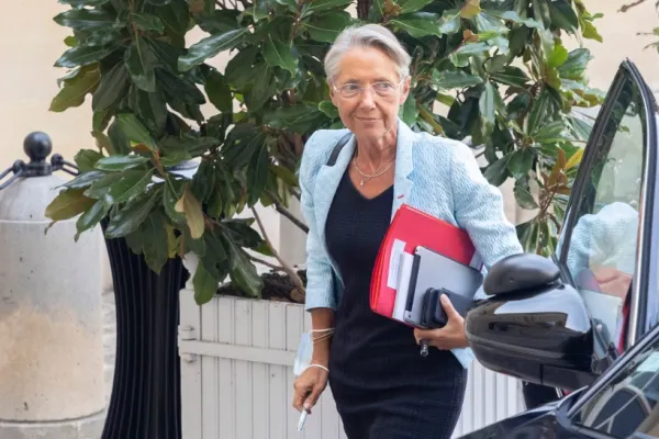 Emmanuel Macron a numit un nou premier la cârma guvernului francez. Cine este Elisabeth Borne?