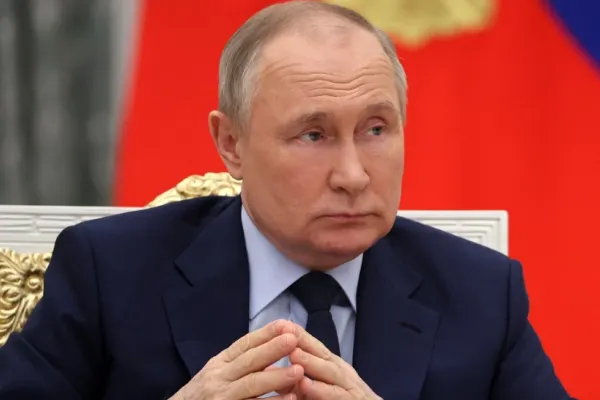 Putin, mișcări necontrolate în timpul întâlnirii cu Lukașenko. Suspiciuni privind agravarea stării sale de sănătate - VIDEO