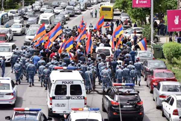 FOTO + VIDEO | Proteste masive în Armenia. Oamenii cer demisia premierului