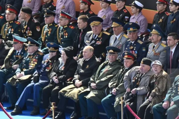 Putin, cu păturică la parada de Ziua Victoriei - Cum s-a transformat liderul rus care înota la bustul gol în copcă