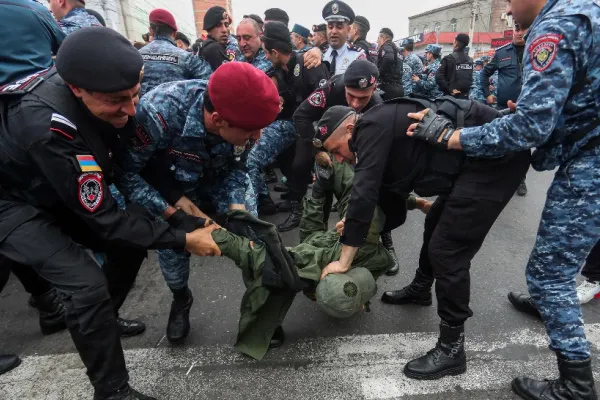 Noi proteste de amploare în Armenia. Ciocniri violente între manifestanti și polițiști - VIDEO & FOTO