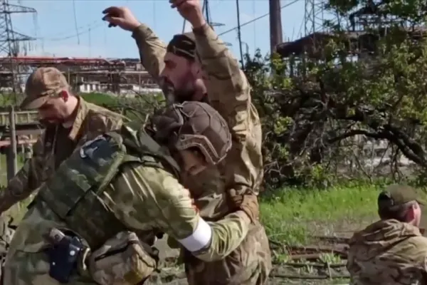 RUSIA anunță că 1.730 de luptători din Azovstal s-au predat și au fost duși la ÎNCHISOARE - Printre ei, și un comandant Azov | VIDEO