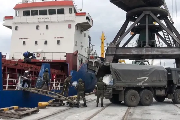 Prima navă comercială a plecat din Mariupol spre Rusia. Ucraina acuză un jaf al rușilor
