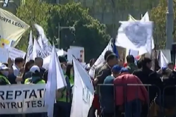 Protest în fața Guvernului! Oamenii, în stradă, după explozia prețurilor - Situație disperată în Valea Jiului după restructurări