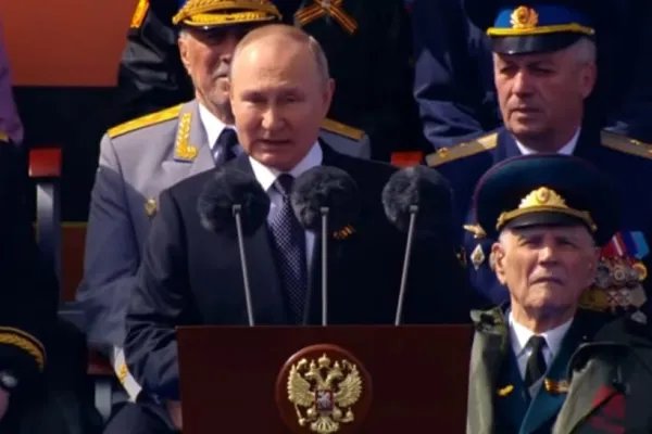 Vladimir Putin ar fi fost operat de urgență. Absența sa, mascată cu sosii și filmări preînregistrate