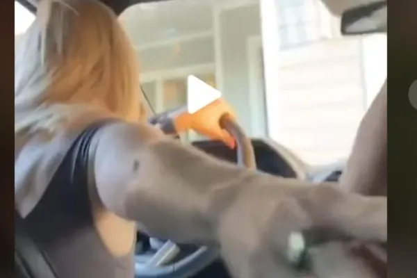 VIDEO – Ce a putut să-i facă soțul unei șoferițe. Femeia a început să țipe și era să facă accident