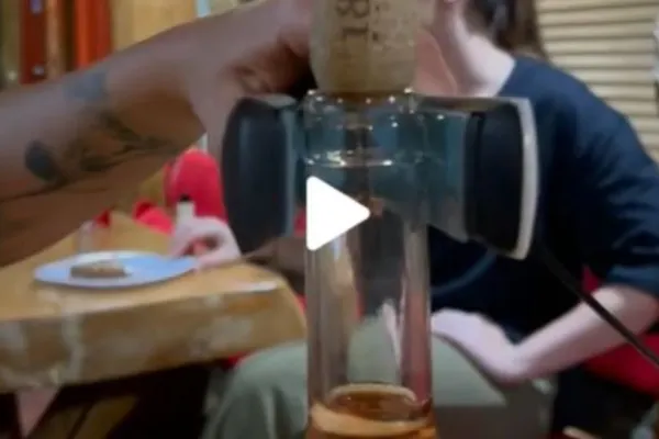 VIDEO – A cerut o sticlă de vin, la restaurant, iar chelnerul a venit cu o placă de par – Motivul halucinant