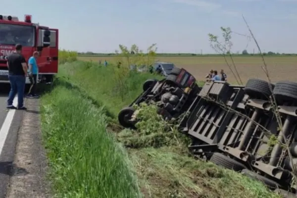 FOTO | Accident cumplit în Arad. Un bărbat din Ungaria a murit după ce s-a răsturnat cu TIR-ul pe care îl conducea