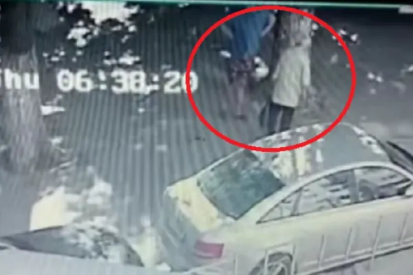 Bătrân TÂLHĂRIT în plină stradă: făptașul, căutat de polițiști - VIDEO