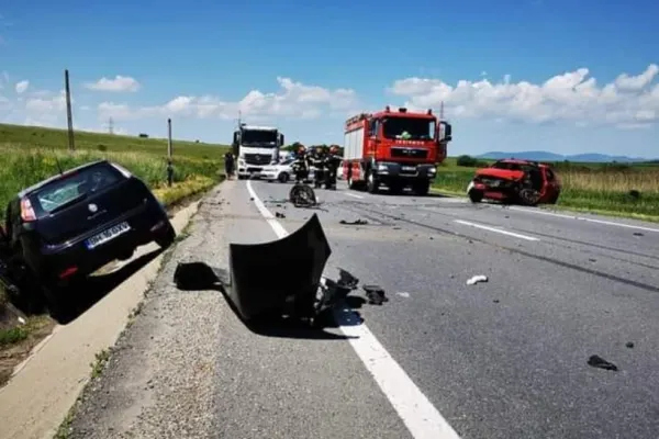 Accident CUMPLIT pe DN 1: două autoturisme s-au ciocnit frontal