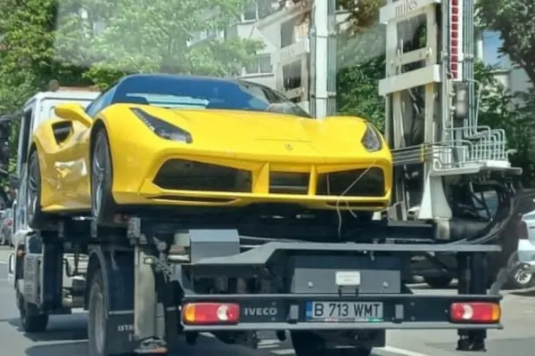 Bolid de lux, ridicat de pe TRECEREA DE PIETONI: cât a trebuit să plătească șoferul ca să-și recupereze mașina