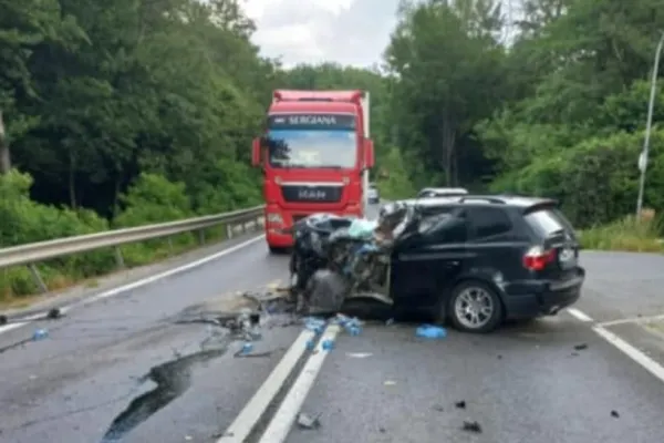 Accident grav între un autoturism și un TIR - O femeie și două fete de 12 ani au fost rănite