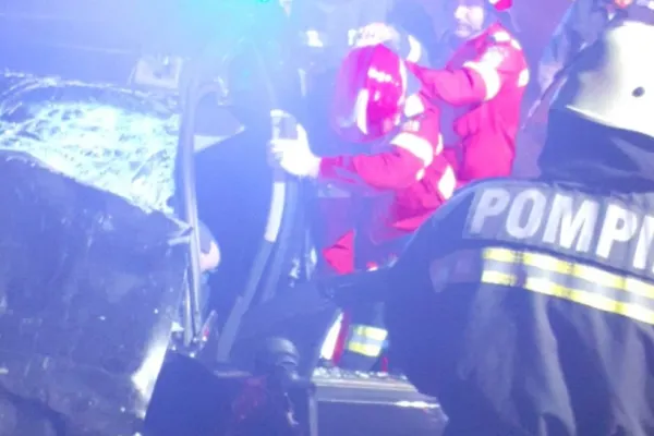 Accident teribil pe Valea Oltului, între o mașină și o dubă. Un bărbat a murit pe loc, iar un tânăr este în stare gravă - FOTO