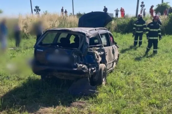 Accident feroviar în Suceava. O femeie a murit după ce mașina în care se afla a fost spulberată de tren - FOTO