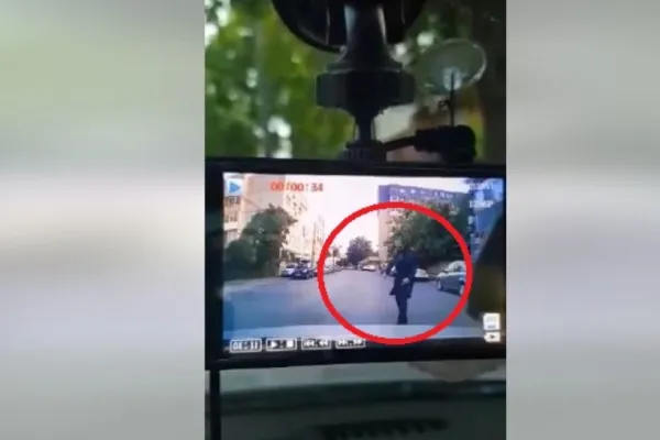 VIDEO |  ALERTĂ în Capitală! Un pieton se aruncă intenţionat în fața mașinilor, în apropierea trecerilor de pietoni. Momentul, surprins de o cameră de bord
