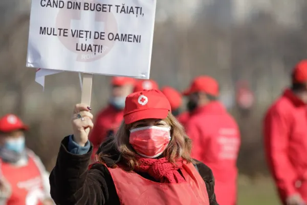 Sindicaliștii din Sănătate protestează în fața Guvernului