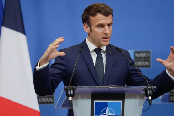 Emmanuel Macron se duce la Washington ca să-l învețe pe Donald Trump cum să negocieze cu Vladimir Putin
