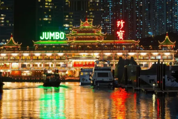 Un faimos restaurant plutitor din Hong Kong s-a scufundat. Acesta a fost folosit inclusiv într-un film Bond