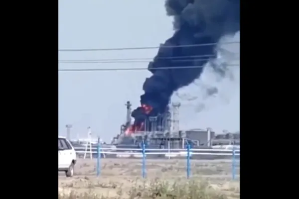 Incendiu la o rafinărie de petrol din Rusia, după ce a fost lovită de o dronă - VIDEO