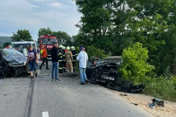 Accident cu 4 victime în județul Cluj! Una dintre maşini a ajuns în şanţ - FOTO