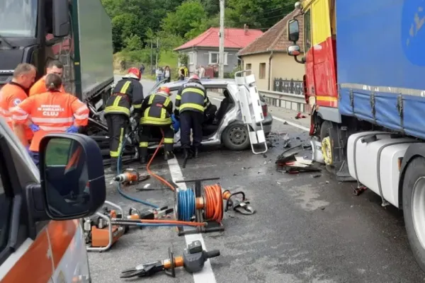 O femeie a murit după un accident teribil între 2 camioane, un microbuz, o utilitară și un autoturism