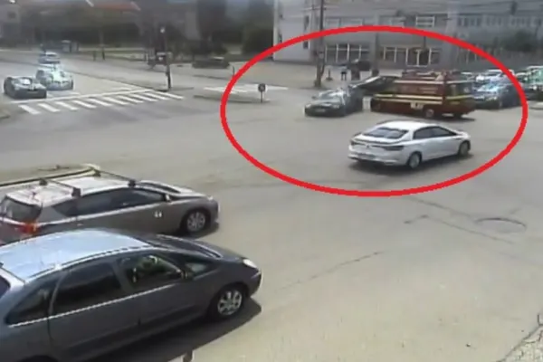 Accident cu ambulanță în misiune, surprins de camere