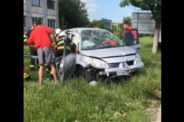 Accident auto grav provocat de o pisică: două persoane rănite, o mașină distrusă și un stâlp de electricitate dărâmat