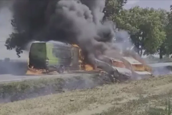 Accident îngrozitor în Bihor! Două mașini și un microbuz au luat FOC după ce s-au ciocnit - 4 persoane RĂNITE