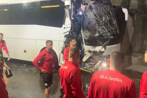 Accident grav al naționalei Bulgariei – Fotbaliști transportați de urgență la spital cu tăieturi