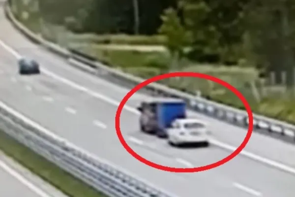 Accident cumplit în Cehia - 3 români au murit - Impact violent, pasagerii au fost aruncați în aer - VIDEO