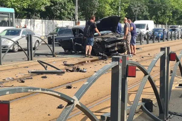 Accident rutier grav în Capitală - Două persoane au avut nevoie de îngrijiri medicale