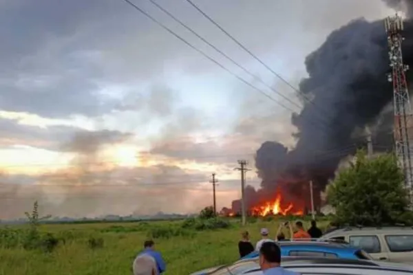 Incendiu de proporții în Argeș. Pericol chimic, NOR TOXIC - a fost emis mesaj RO Alert. Mai multe focare, încă active - FOTO/VIDEO