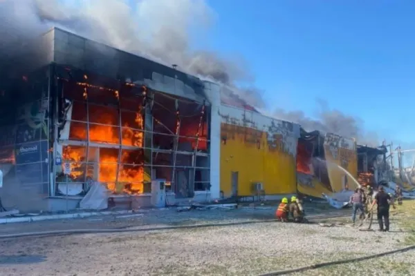 Război Ucraina. Atac nimicitor cu rachete al rușilor asupra unui centru comercial. Cel puţin 12 morţi şi 40 de răniţi. Reacția Kievului